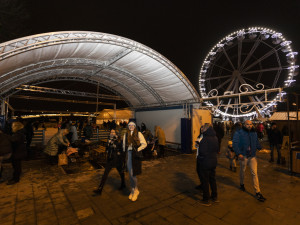 FOTOGALERIE: Vánoční trhy v Olomouci začaly, rušno bylo na náměstích i u kluziště