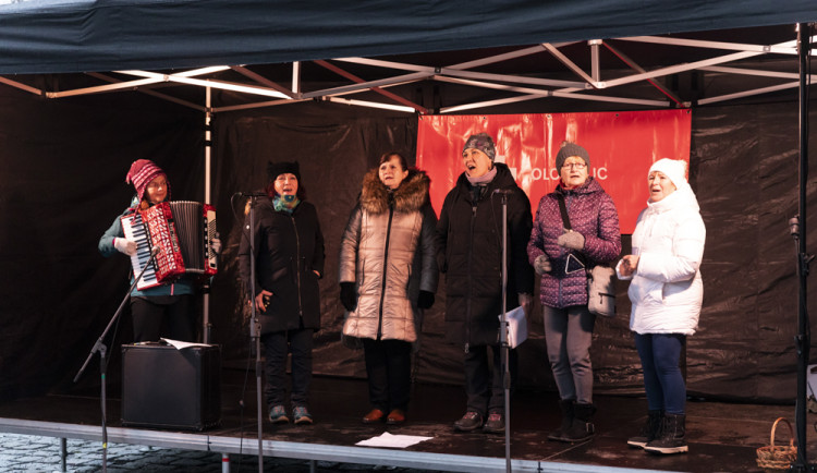 FOTOGALERIE: Vánoční trhy na olomoucké náplavce mají za sebou první ročník