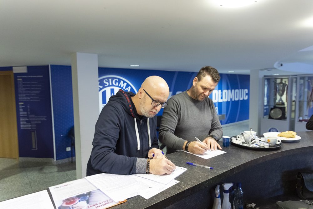 FOTOGALERIE: Darování krve ve fotbalovém prostředí. Na olomouckém stadionu proběhl mobilní odběr