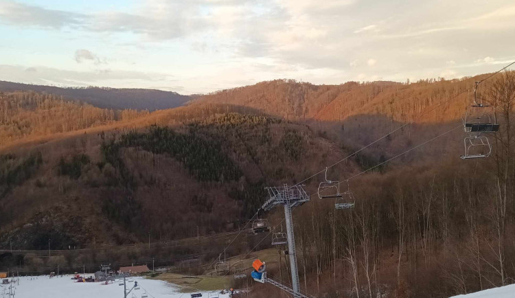 FOTOGALERIE: Večerní lyžování v Hrubé Vodě nabídlo prázdné sjezdovky