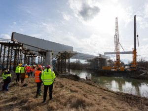 FOTOGALERIE: Náročná operace se stotunovým nosníkem. Na D1 u Přerova vzniká estakáda