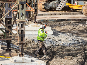 FOTOGALERIE: Náročná operace se stotunovým nosníkem. Na D1 u Přerova vzniká estakáda