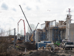 FOTOGALERIE: Náročná operace se stotunovým nosníkem. Na D1 u Přerova vzniká estakáda