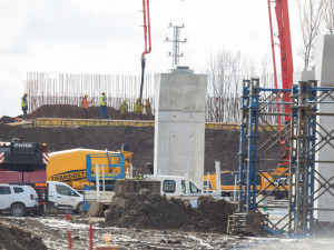 FOTOGALERIE: Náročná operace se stotunovým nosníkem. Na D1 u Přerova vzniká estakáda