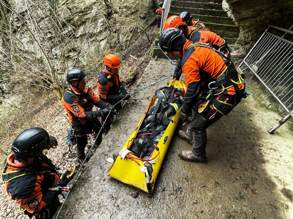 FOTOGALERIE: Jak hasiči zachraňují z nejhlubší propasti světa