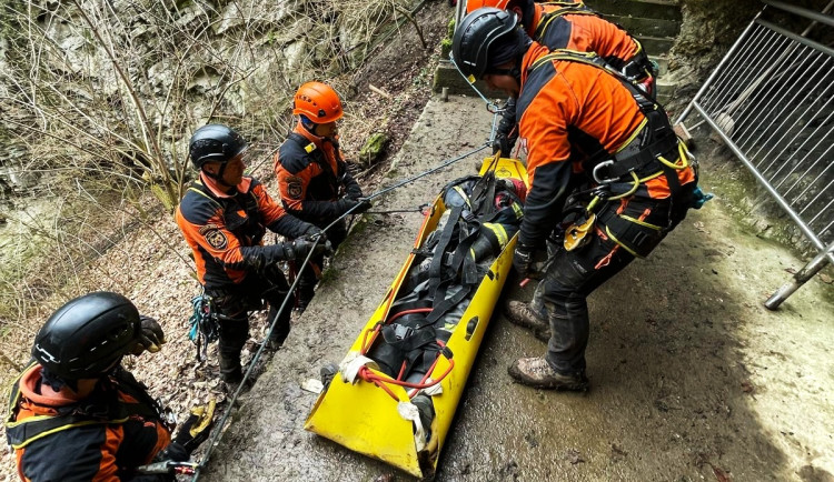 FOTOGALERIE: Jak hasiči zachraňují z nejhlubší propasti světa