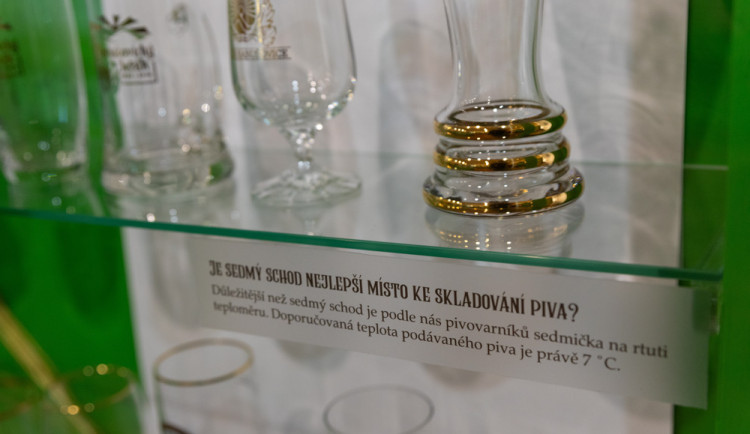 FOTOGALERIE: Od bednářství až k robotickému ramenu. Pivovar Holba představuje své dějiny i současný provoz