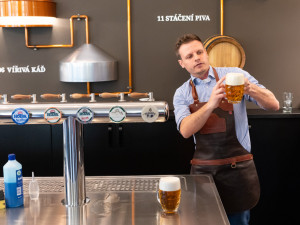 FOTOGALERIE: Od bednářství až k robotickému ramenu. Pivovar Holba představuje své dějiny i současný provoz