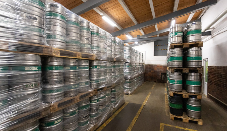 FOTOGALERIE: Od bednářství až k robotickému ramenu. Pivovar Holba představuje své dějiny i současný provoz