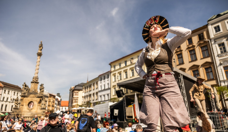 FOTOGALERIE: Muzika, kroje i souboj šéfkuchařů. Centrum Olomouce patřilo Tvarůžkovému festivalu