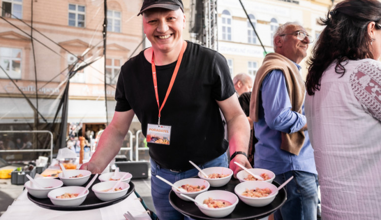 FOTOGALERIE: Muzika, kroje i souboj šéfkuchařů. Centrum Olomouce patřilo Tvarůžkovému festivalu