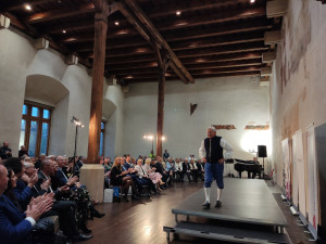 FOTOGALERIE: Netradiční přehlídka historických kostýmů připomněla závažnost rakoviny. Modely se stali sami pacienti