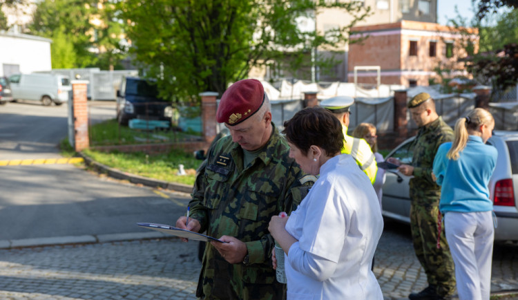 FOTOGALERIE: Pomoc na druhou. V Olomouci darovali krev záchranáři, hasiči, policisté i vojáci