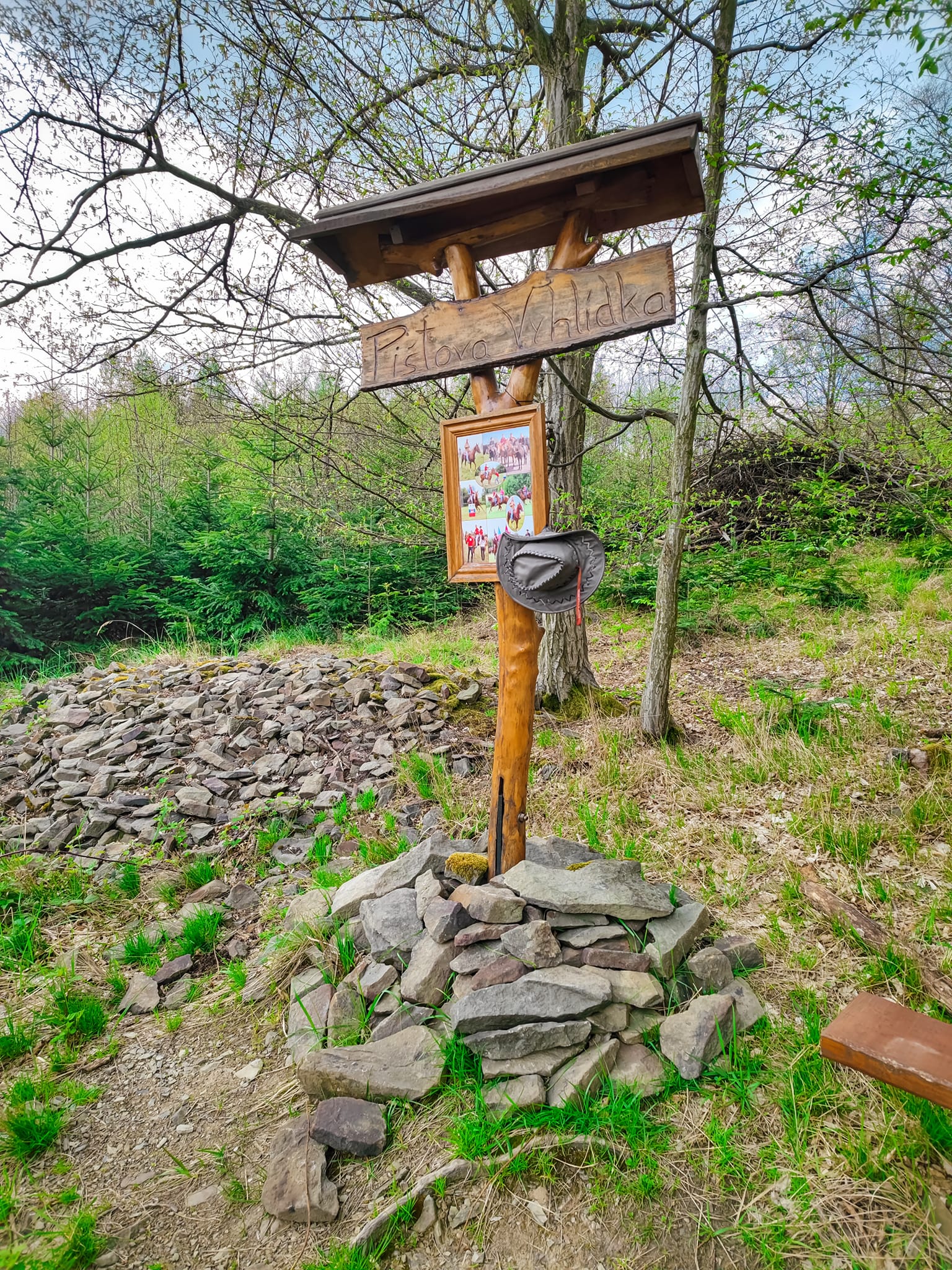 FOTOGALERIE: Důl, studánka, vyhlídkové místo s lehátkem a venkovní geologická expozice