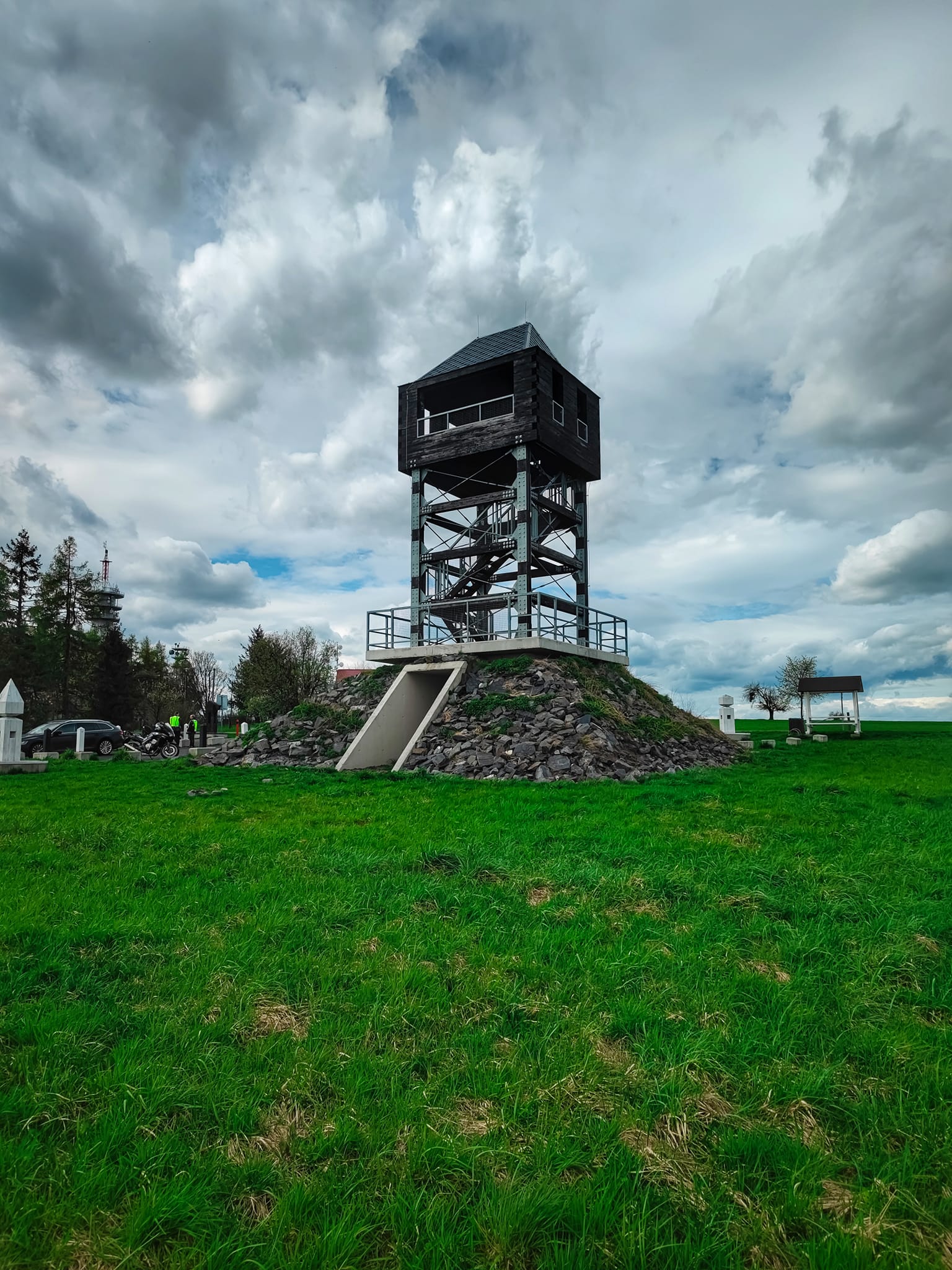 FOTOGALERIE: Důl, studánka, vyhlídkové místo s lehátkem a venkovní geologická expozice