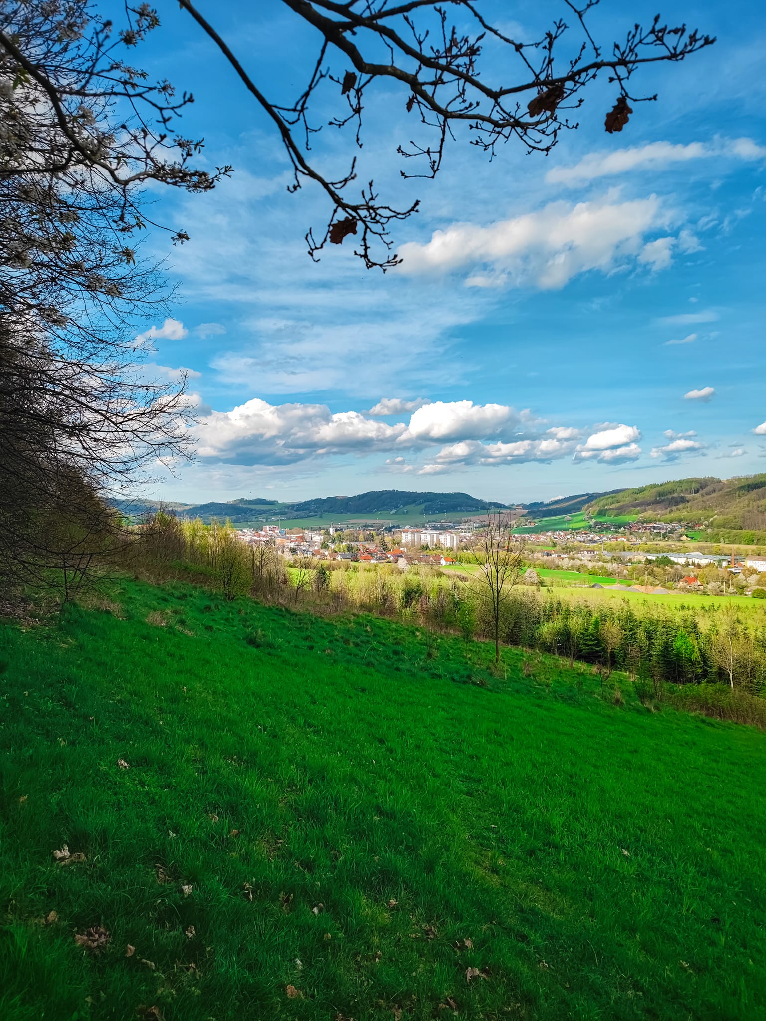 FOTOGALERIE: Důl, studánka, vyhlídkové místo s lehátkem a venkovní geologická expozice