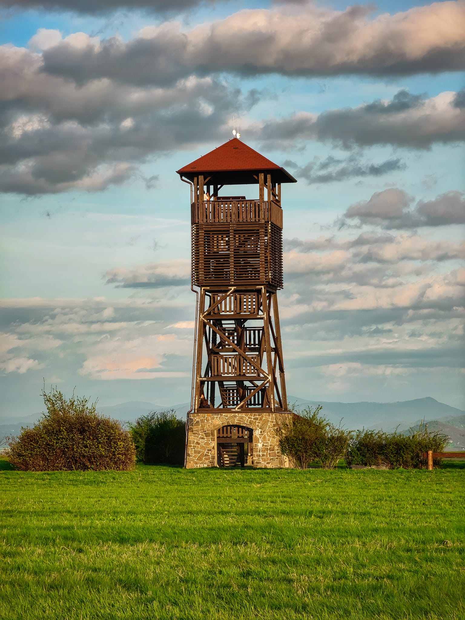 FOTOGALERIE: Důl, studánka, vyhlídkové místo s lehátkem a venkovní geologická expozice