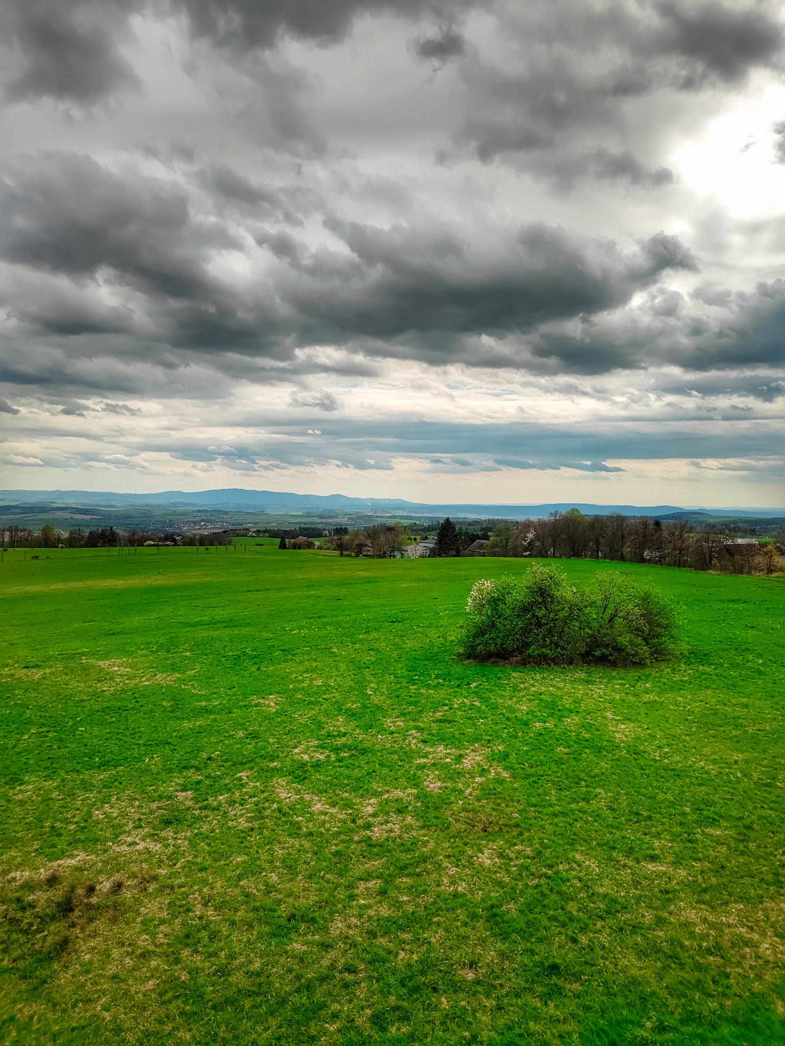 FOTOGALERIE: Důl, studánka, vyhlídkové místo s lehátkem a venkovní geologická expozice