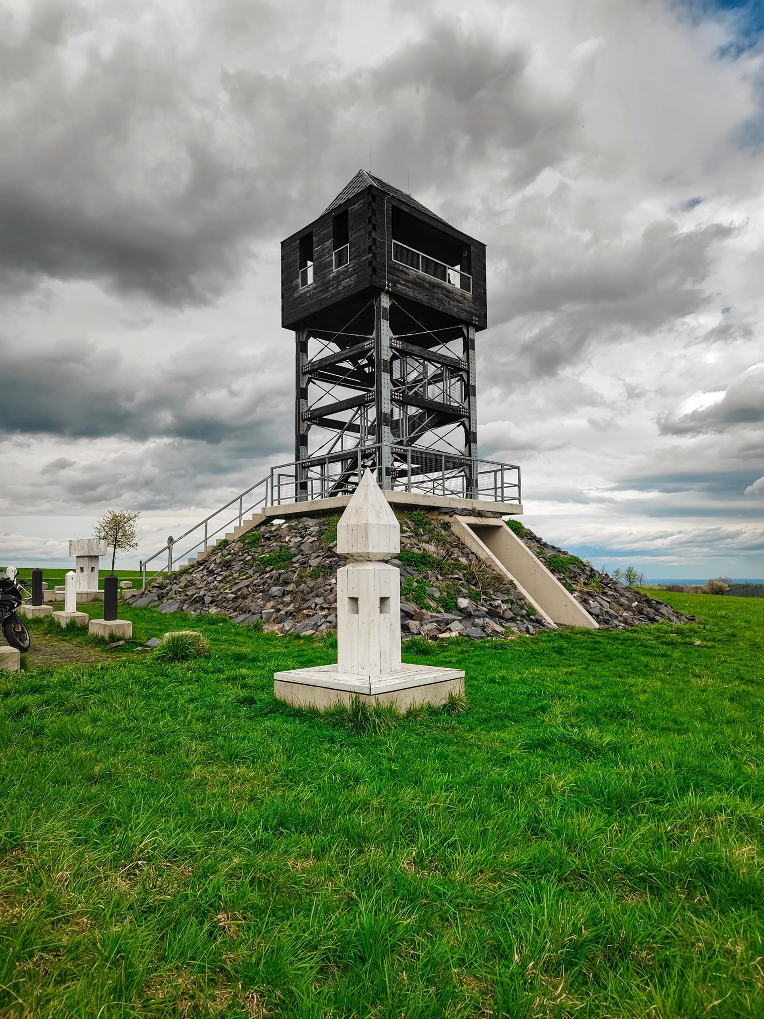 FOTOGALERIE: Důl, studánka, vyhlídkové místo s lehátkem a venkovní geologická expozice