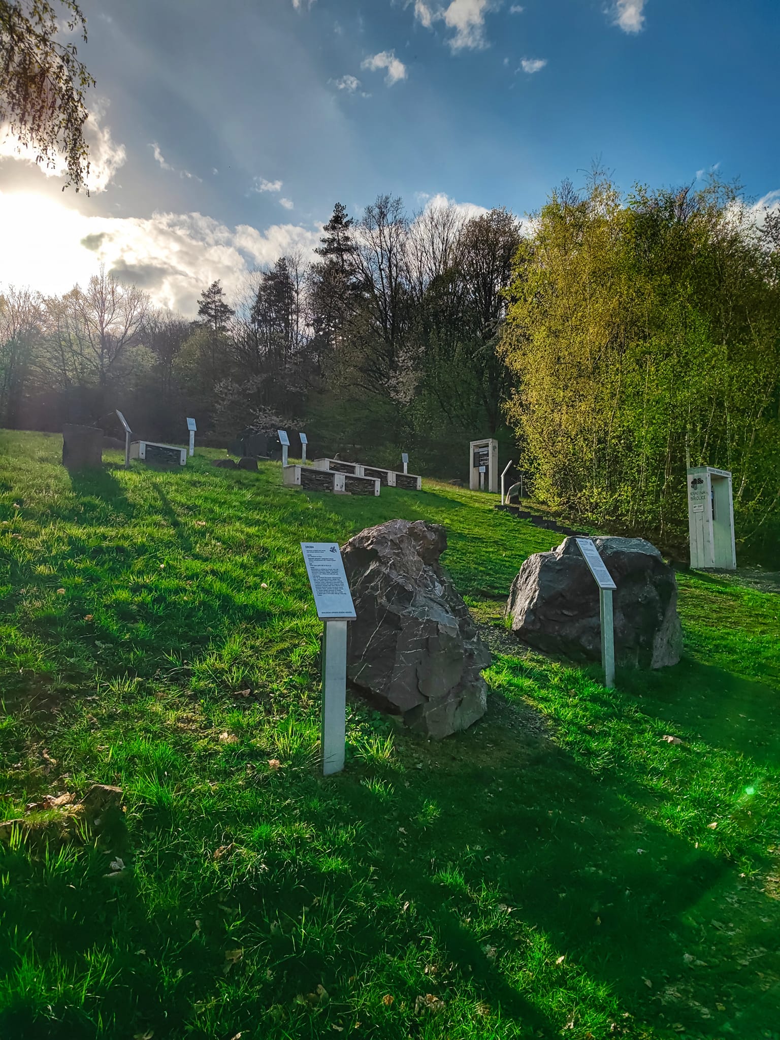 FOTOGALERIE: Důl, studánka, vyhlídkové místo s lehátkem a venkovní geologická expozice