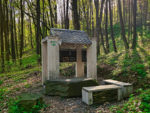 FOTOGALERIE: Důl, studánka, vyhlídkové místo s lehátkem a venkovní geologická expozice