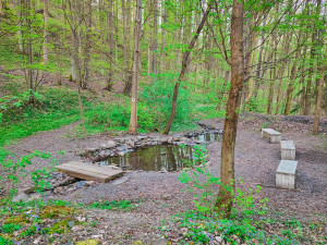 FOTOGALERIE: Důl, studánka, vyhlídkové místo s lehátkem a venkovní geologická expozice
