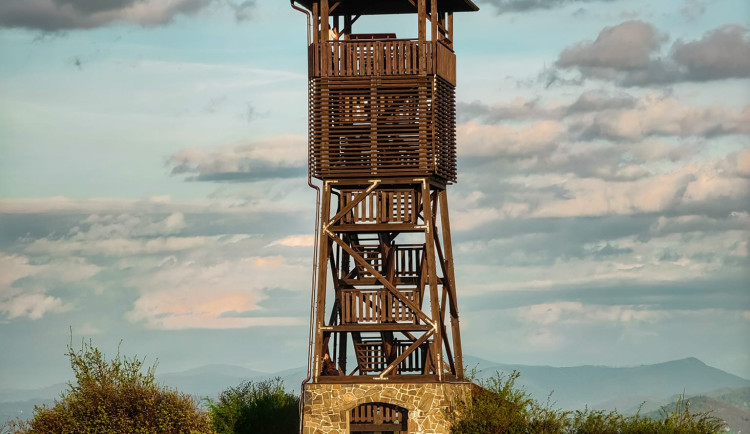 FOTOGALERIE: Důl, studánka, vyhlídkové místo s lehátkem a venkovní geologická expozice