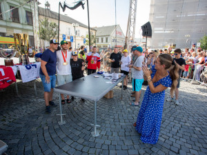 Pohár z MS i extraligy. Hokejista Tomáš Kundrátek slavil úspěšnou sezonu s fanoušky v Přerově