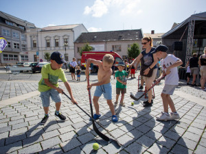 Pohár z MS i extraligy. Hokejista Tomáš Kundrátek slavil úspěšnou sezonu s fanoušky v Přerově