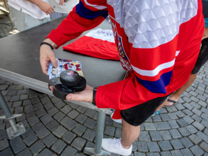 Pohár z MS i extraligy. Hokejista Tomáš Kundrátek slavil úspěšnou sezonu s fanoušky v Přerově