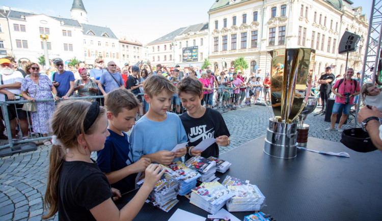 Pohár z MS i extraligy. Hokejista Tomáš Kundrátek slavil úspěšnou sezonu s fanoušky v Přerově