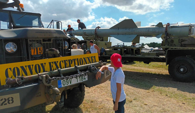 FOTOGALERIE: Bojová technika, jeepy, obrněnce, vozidla pěchoty, ale i tanky a letadla v Drahanech