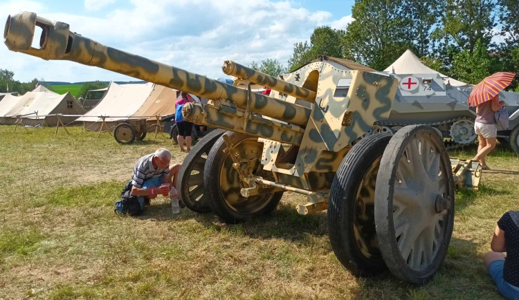 FOTOGALERIE: Bojová technika, jeepy, obrněnce, vozidla pěchoty, ale i tanky a letadla v Drahanech
