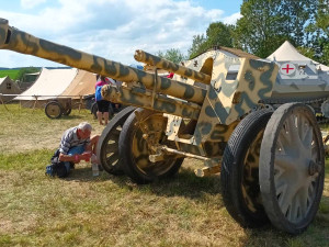 FOTOGALERIE: Bojová technika, jeepy, obrněnce, vozidla pěchoty, ale i tanky a letadla v Drahanech