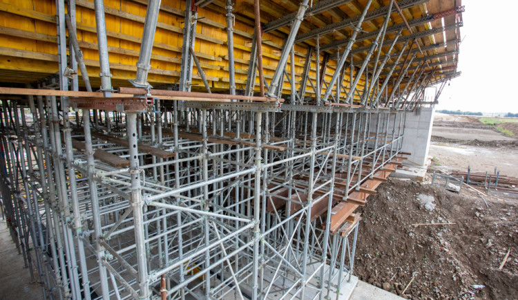 Stavba D1 u Přerova je přibližně v polovině, hotová by mohla být i do konce roku 2025