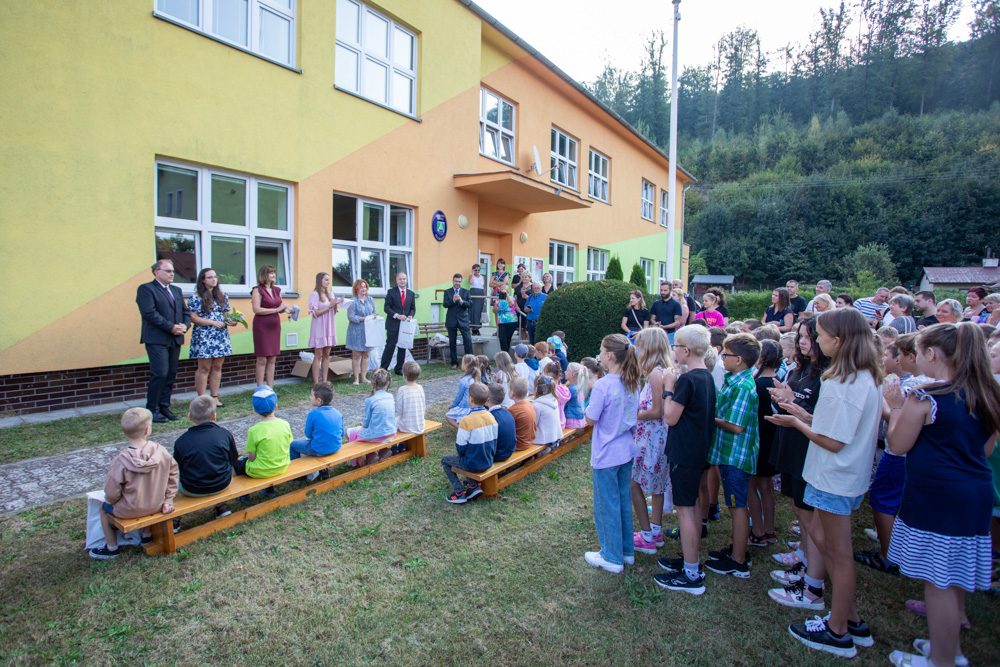 FOTOGALERIE: Ke slavnostnímu vítání prvňáčků v Hlubočkách se připojila i firma Honeywell