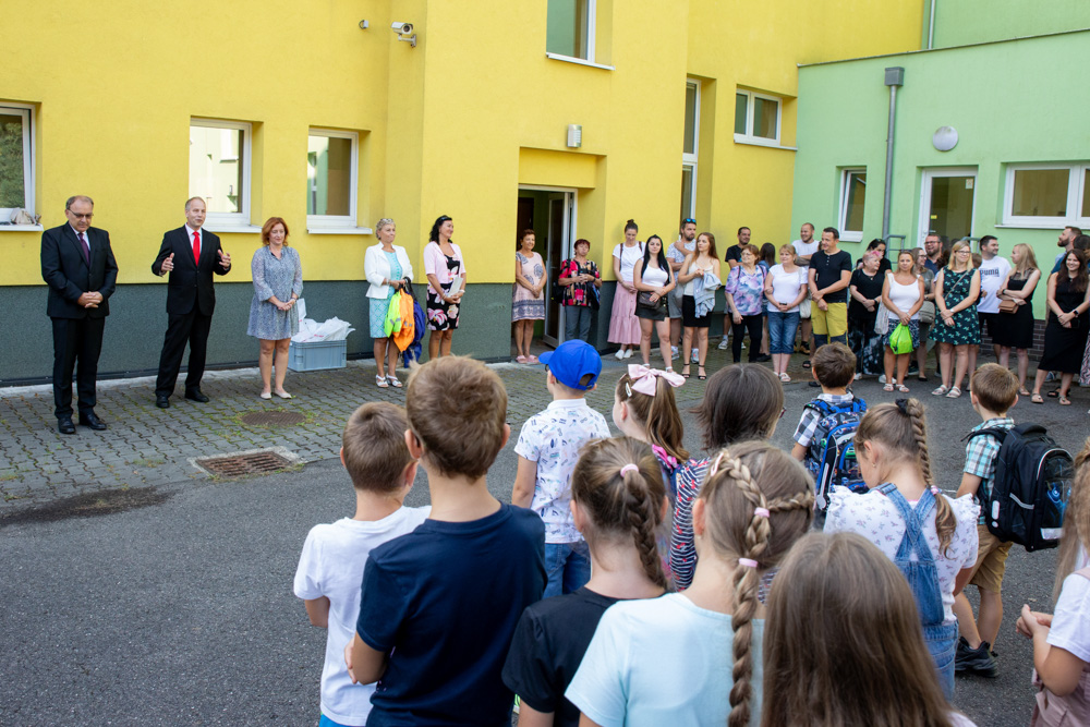 FOTOGALERIE: Ke slavnostnímu vítání prvňáčků v Hlubočkách se připojila i firma Honeywell