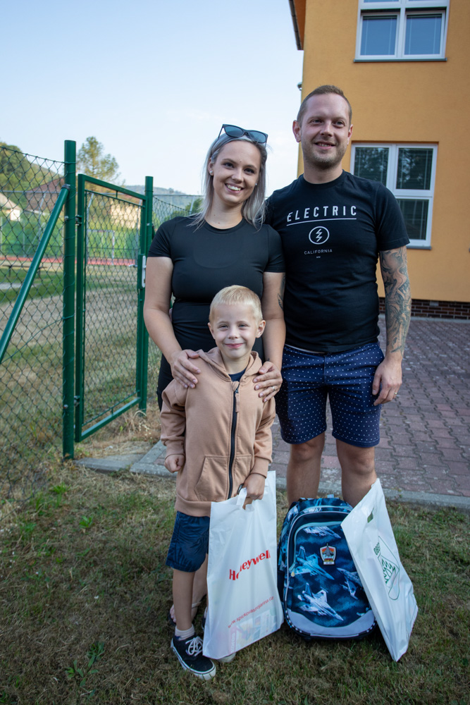 Rodiče, specialisti na leteckou výrobu v Honeywell, strojařka Andrea Schilderová a tým lídr Jan Schilder, doprovodili svého syna při první cestě do školy.