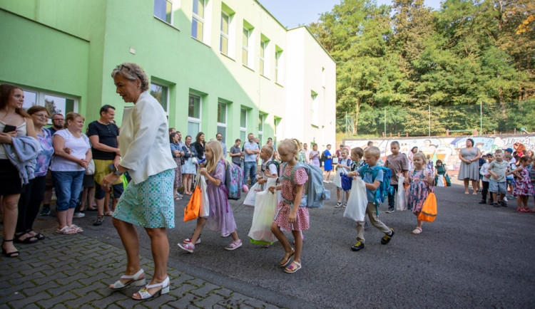 FOTOGALERIE: Ke slavnostnímu vítání prvňáčků v Hlubočkách se připojila i firma Honeywell