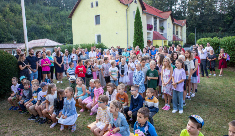 FOTOGALERIE: Ke slavnostnímu vítání prvňáčků v Hlubočkách se připojila i firma Honeywell