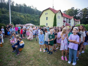 FOTOGALERIE: Ke slavnostnímu vítání prvňáčků v Hlubočkách se připojila i firma Honeywell