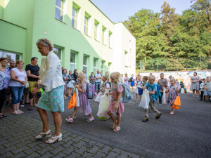 FOTOGALERIE: Ke slavnostnímu vítání prvňáčků v Hlubočkách se připojila i firma Honeywell