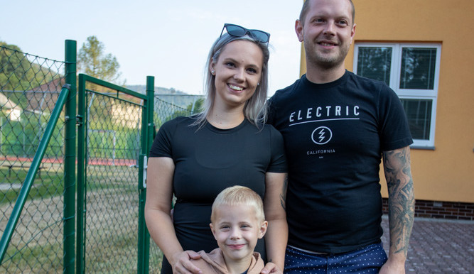 Rodiče, specialisti na leteckou výrobu v Honeywell, strojařka Andrea Schilderová a tým lídr Jan Schilder, doprovodili svého syna při první cestě do školy.