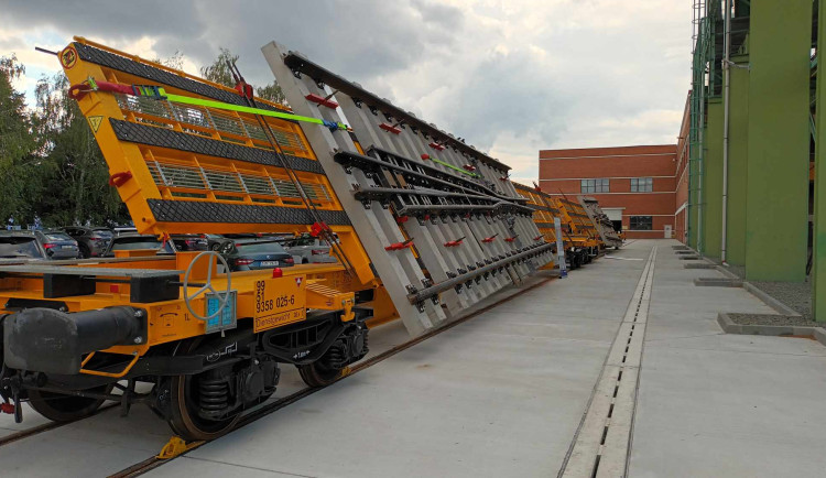 FOTOGALERIE: Prostějovská firma se specializuje na výrobu železničních a tramvajových výhybek