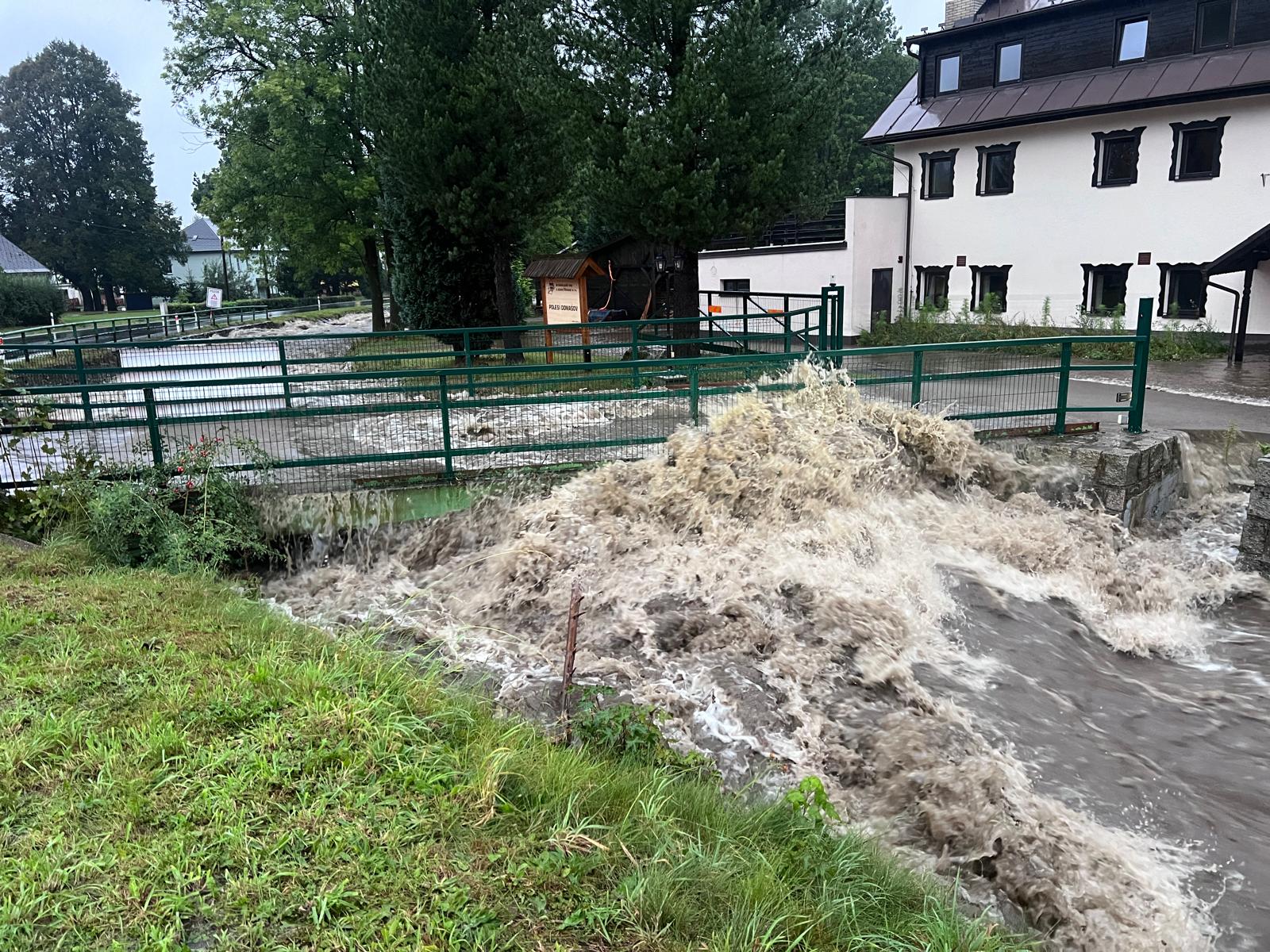 FOTOGALERIE: Hasiči zasahují v Olomouckém kraji kvůli povodním a větru