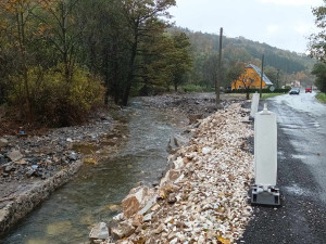 FOTOGALERIE: Na některých místech si mohutný proud našel novou cestu