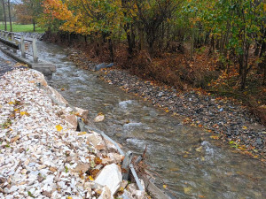 FOTOGALERIE: Na některých místech si mohutný proud našel novou cestu