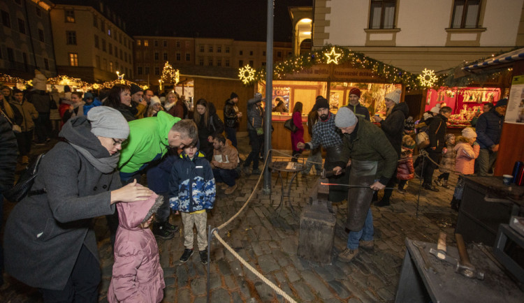 FOTOGALERIE: Začaly vánoční trhy v Olomouci. Před orlojem září strom Floriánek