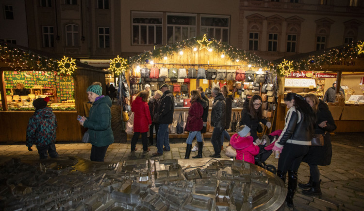 FOTOGALERIE: Začaly vánoční trhy v Olomouci. Před orlojem září strom Floriánek