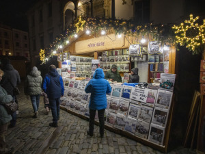 FOTOGALERIE: Začaly vánoční trhy v Olomouci. Před orlojem září strom Floriánek